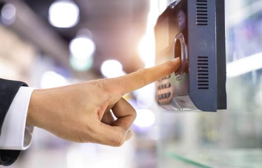 5 dúvidas que todo gestor tem antes de trocar o relógio ponto e as respostas que fazem a diferença